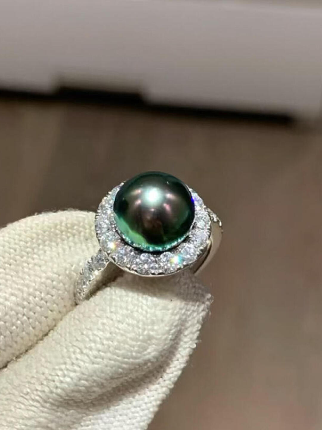 The Emerald City: Peacock-Green Ring
