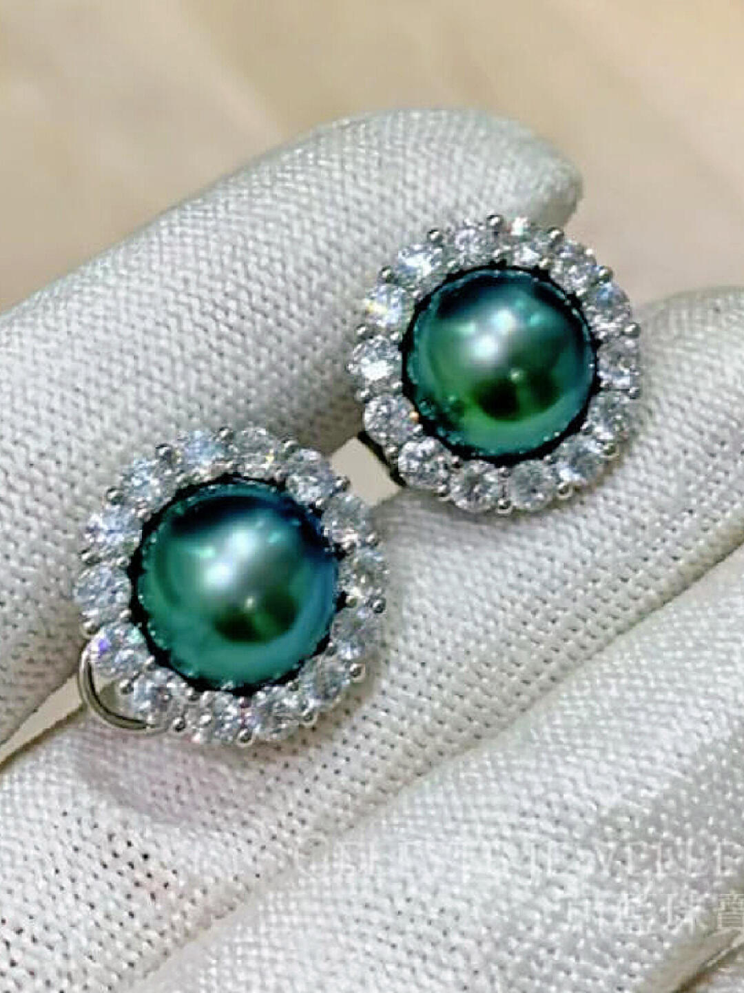 Beautiful peacock-green earrings Tahitian pearl earrings