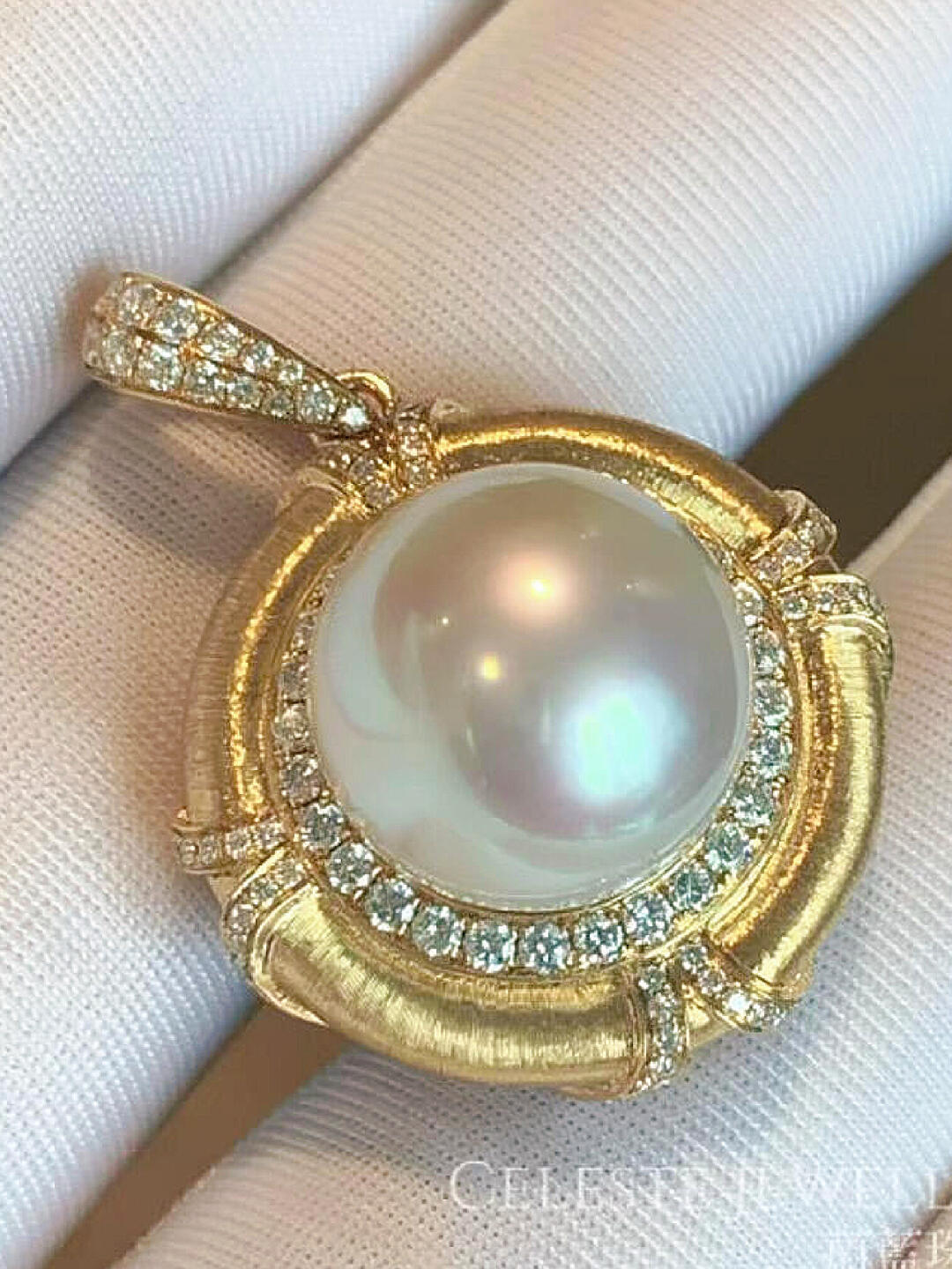 A South Sea old dream Australian South Sea pearl carved gold pendant necklace
