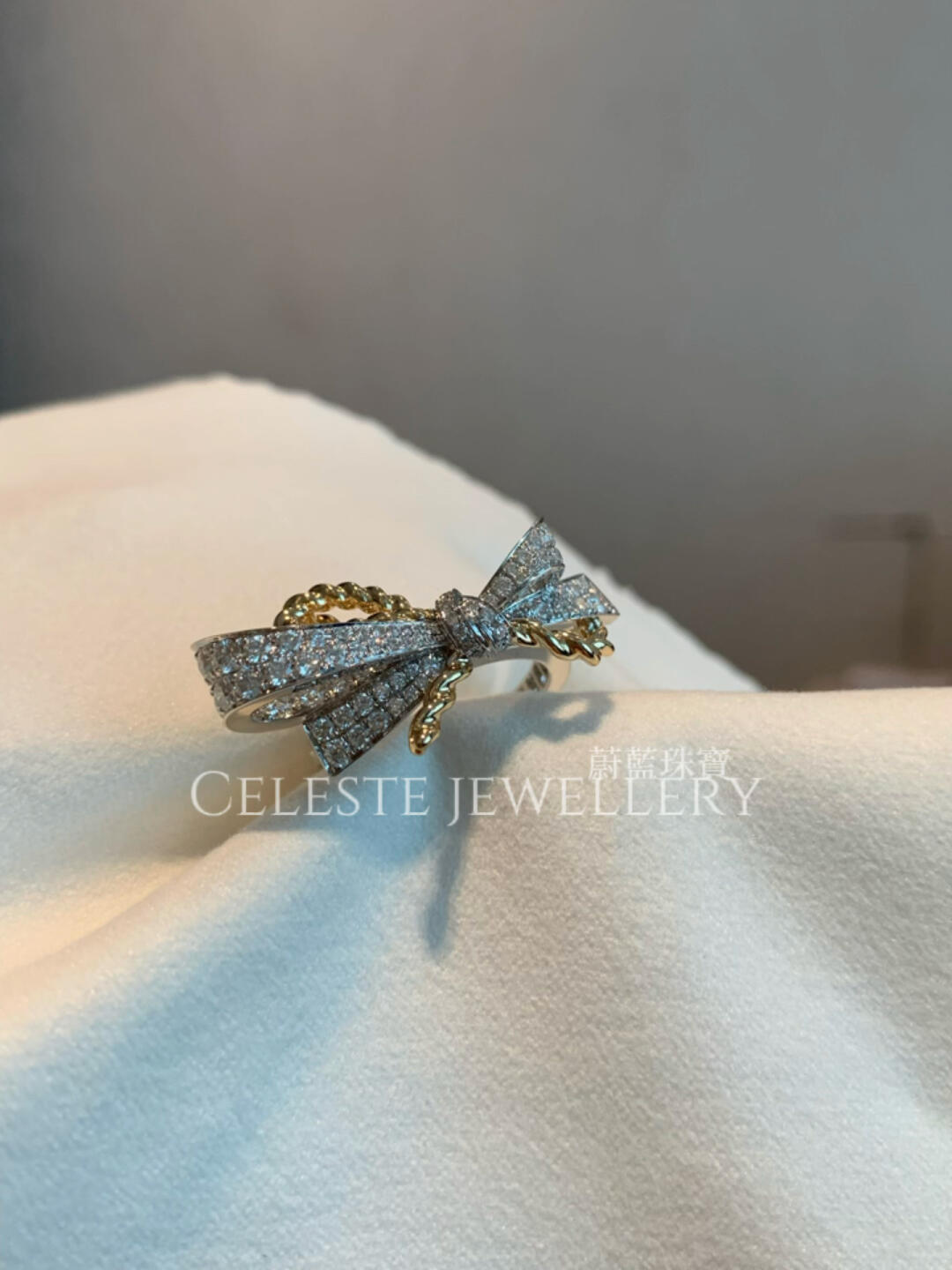 Bow at the finger brooch