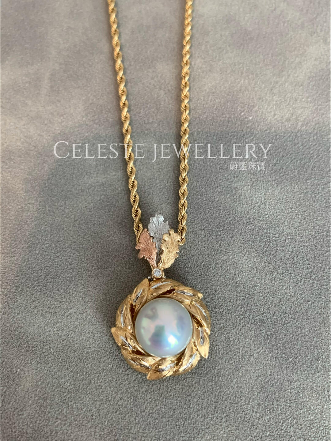 A versatile leaf pendant necklace