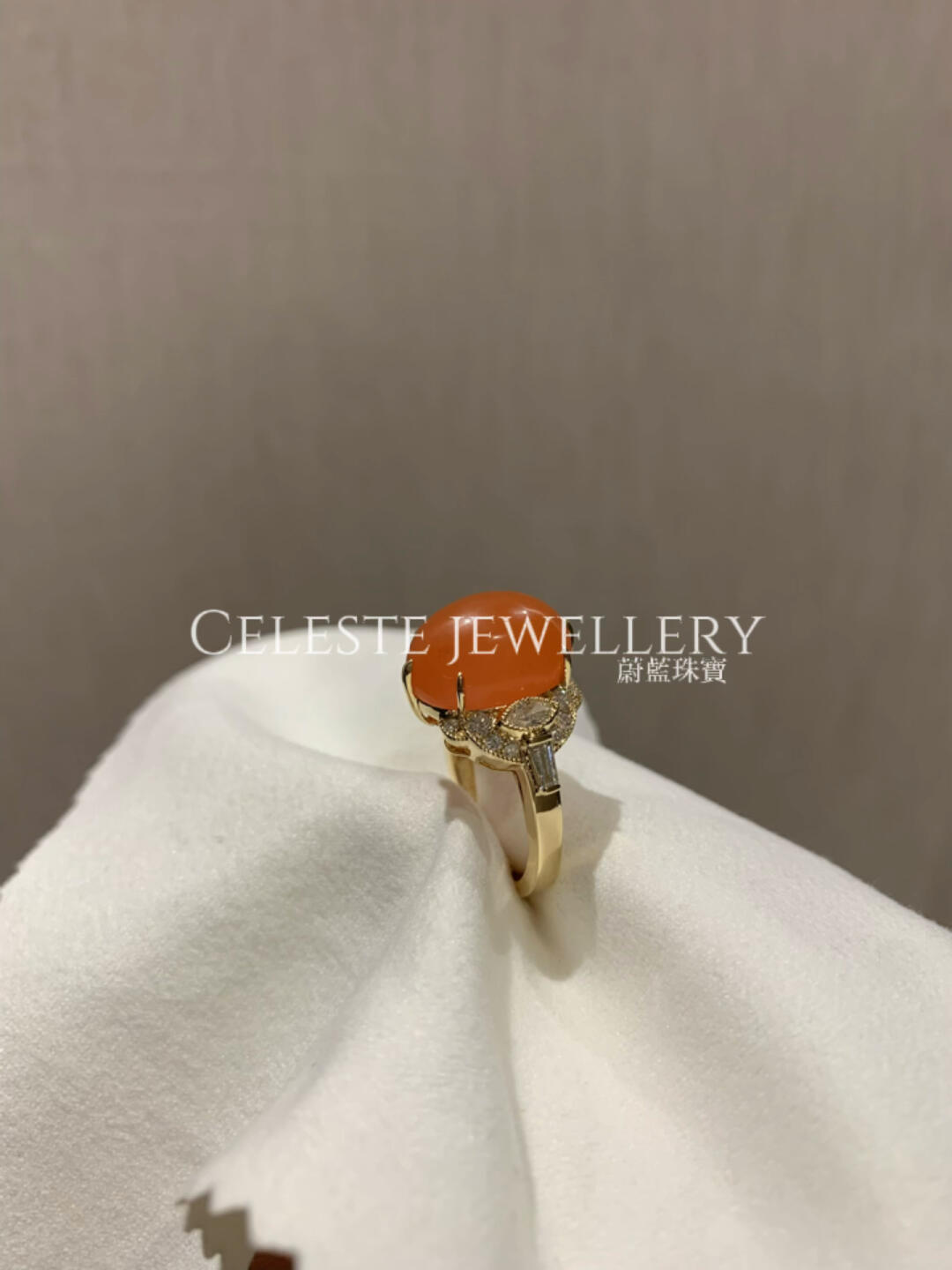A New Chinese-Style Ring with East and West Combined