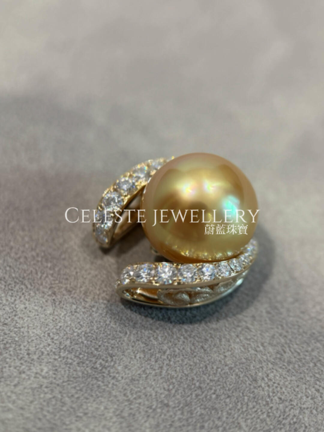 A simple yet refined gold pearl pendant necklace